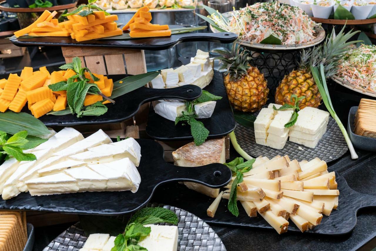 Отель Vincci Seleccion La Plantacion Del Sur Адехе Экстерьер фото A selection of cheese at a buffet